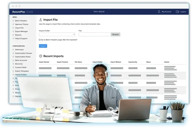 شاشة برنامج AssurePay Check مع رجل في المكتب