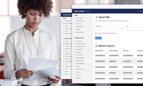 المرأة التي تستخدم برنامج AssurePay Check