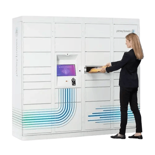 امرأة تستخدم خزانة الطرود الذكية ParcelPoint